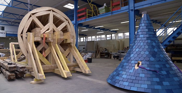 Video: ambachtslieden knappen kasteel Disneyland Paris op