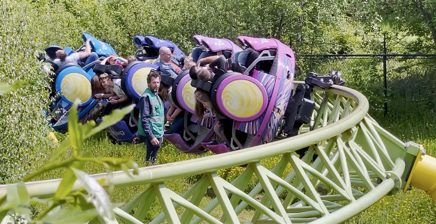 Video: achtbaan Toverland vastgelopen op merkwaardige plek