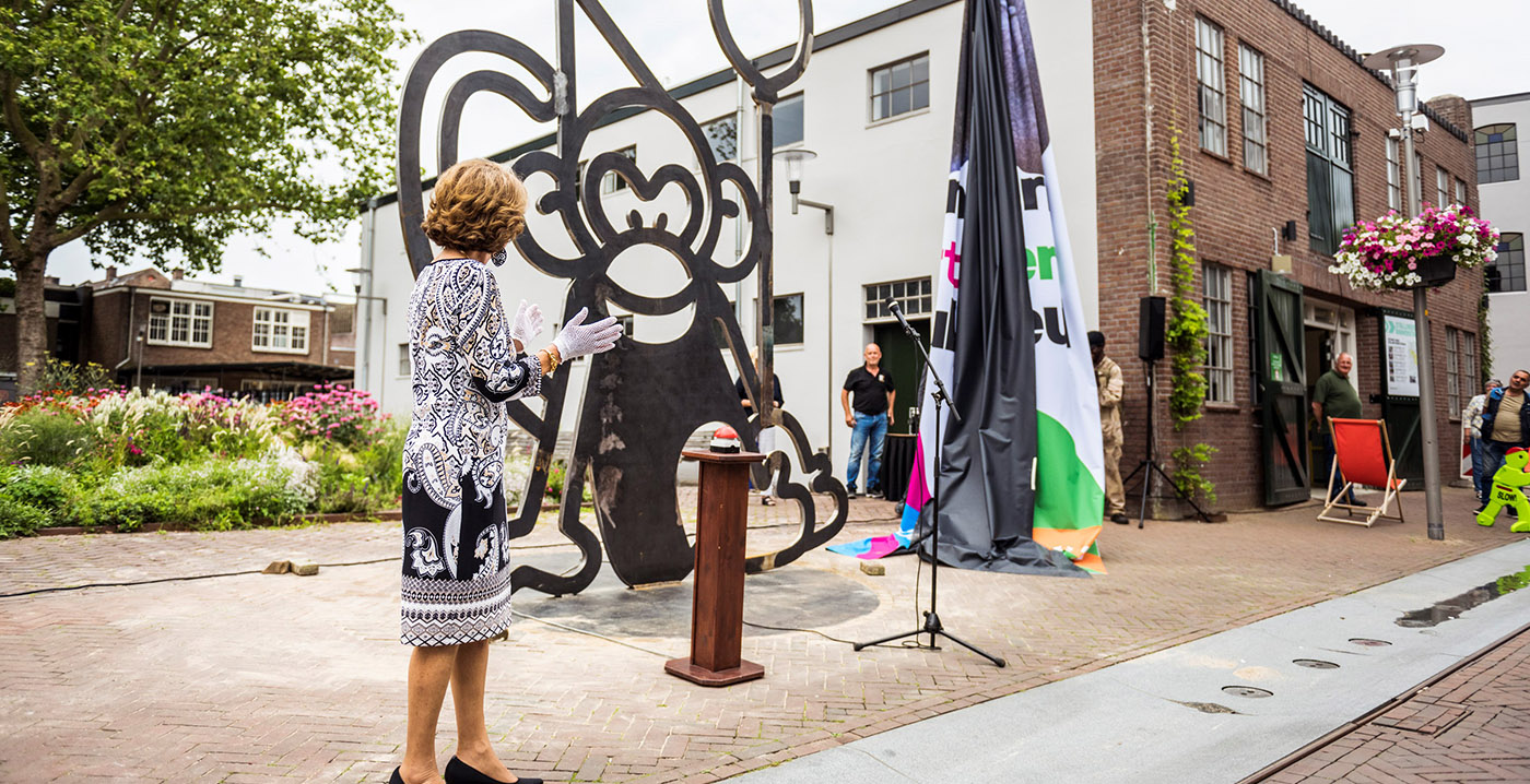 Gemeente Apeldoorn trakteert jarige Apenheul op kunstwerk in de stad
