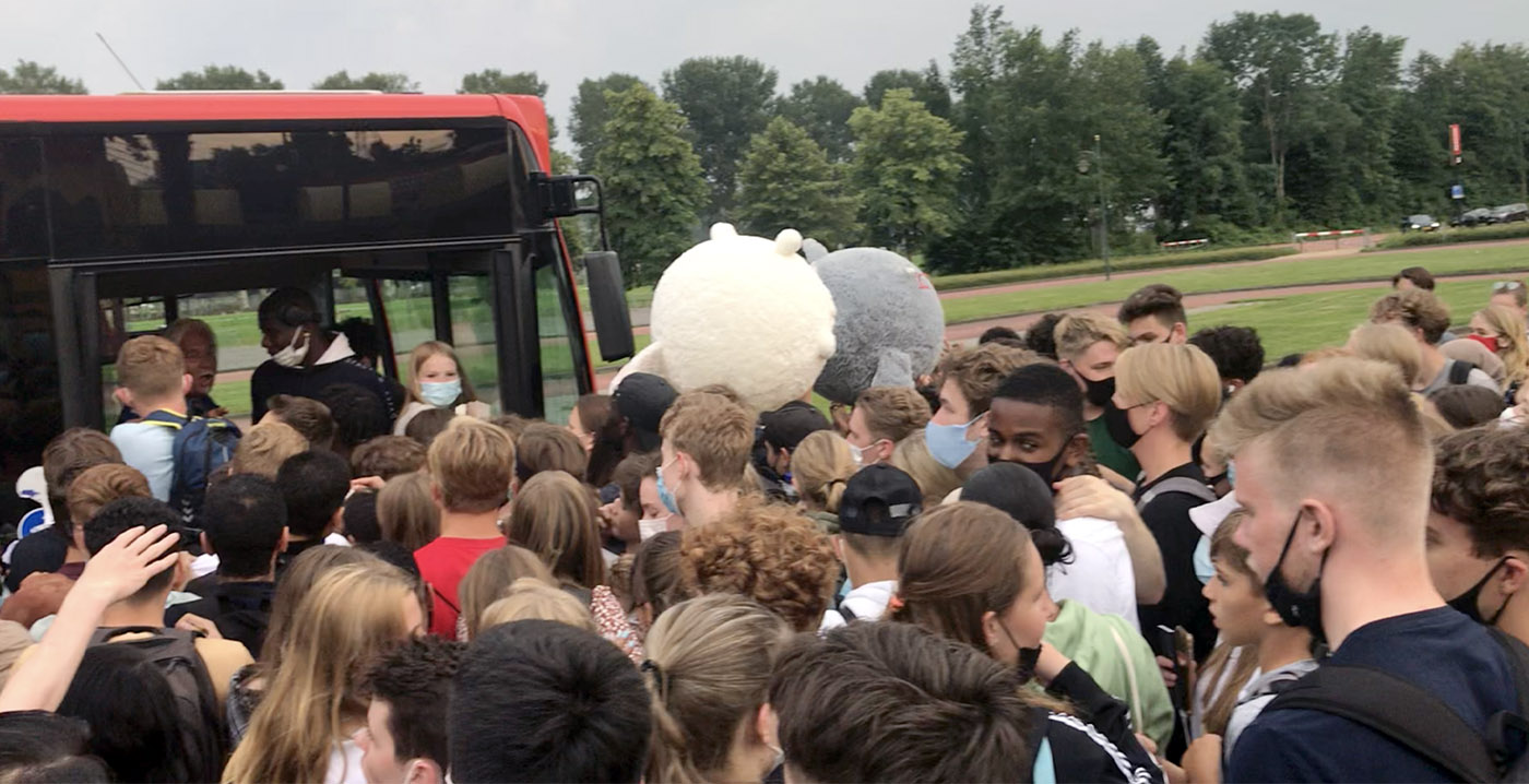 Extreme drukte in Walibi-bus: bezoekers op elkaar gepropt