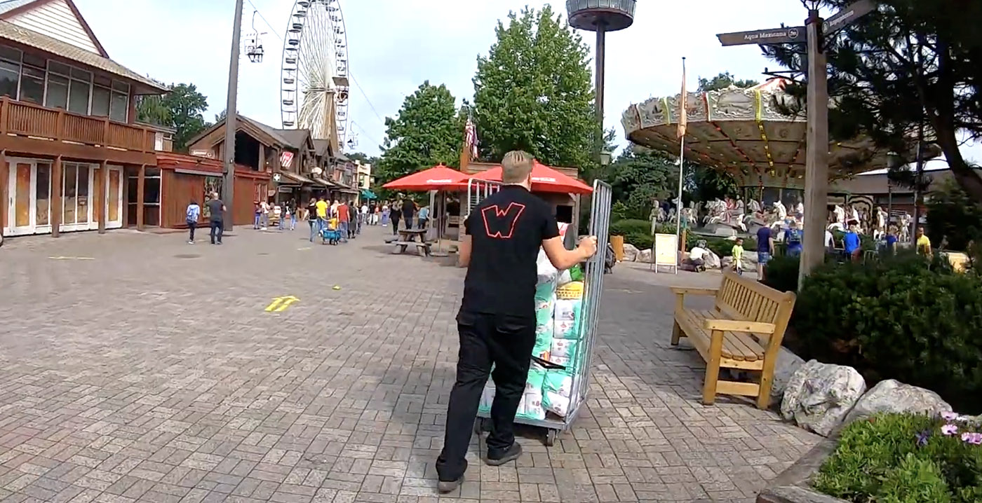 Huh? Medewerker in Slagharen draagt personeelskleding Walibi