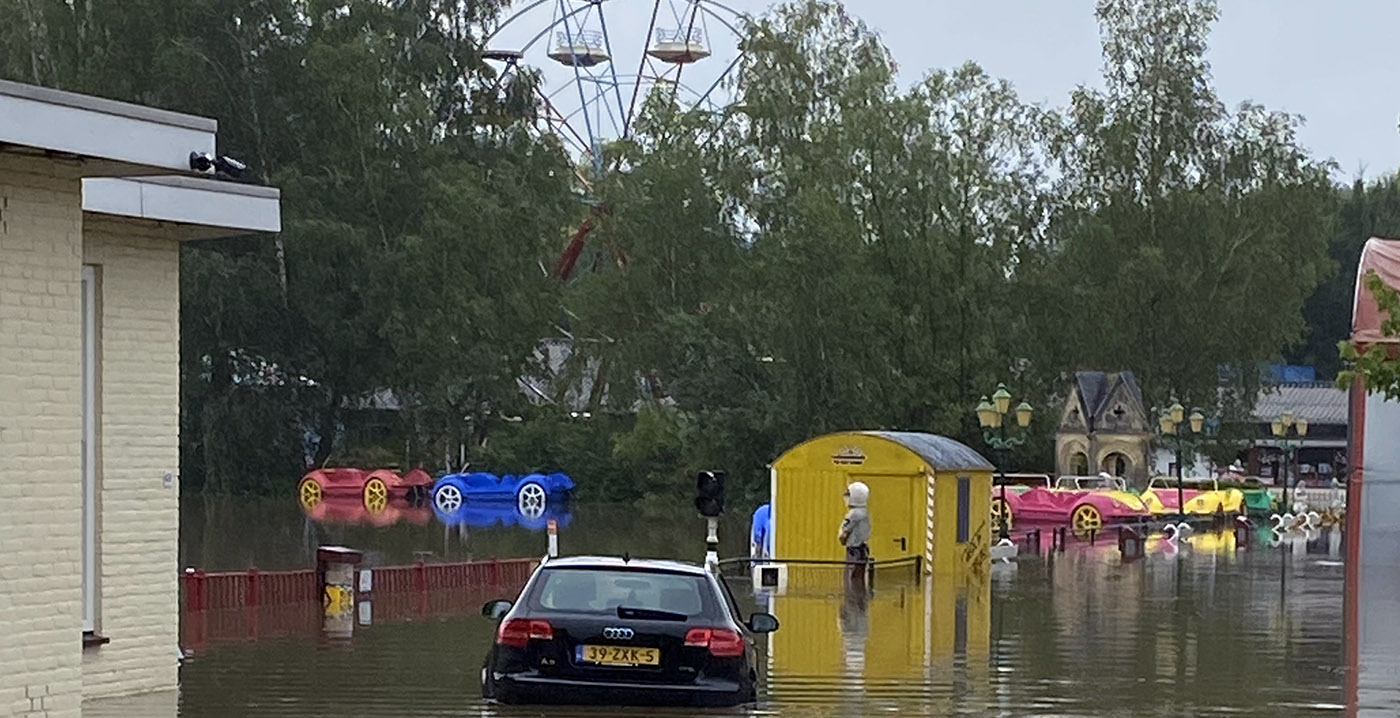 Troosteloze beelden van overstromingen in Limburgs pretpark de Valkenier