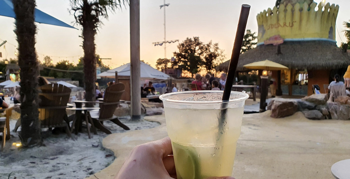 Toverland start zomerfestival met cocktails en entertainment