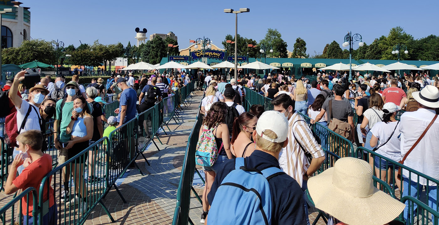 Lange rijen bij ingang Disneyland Paris bij invoering gezondheidspas