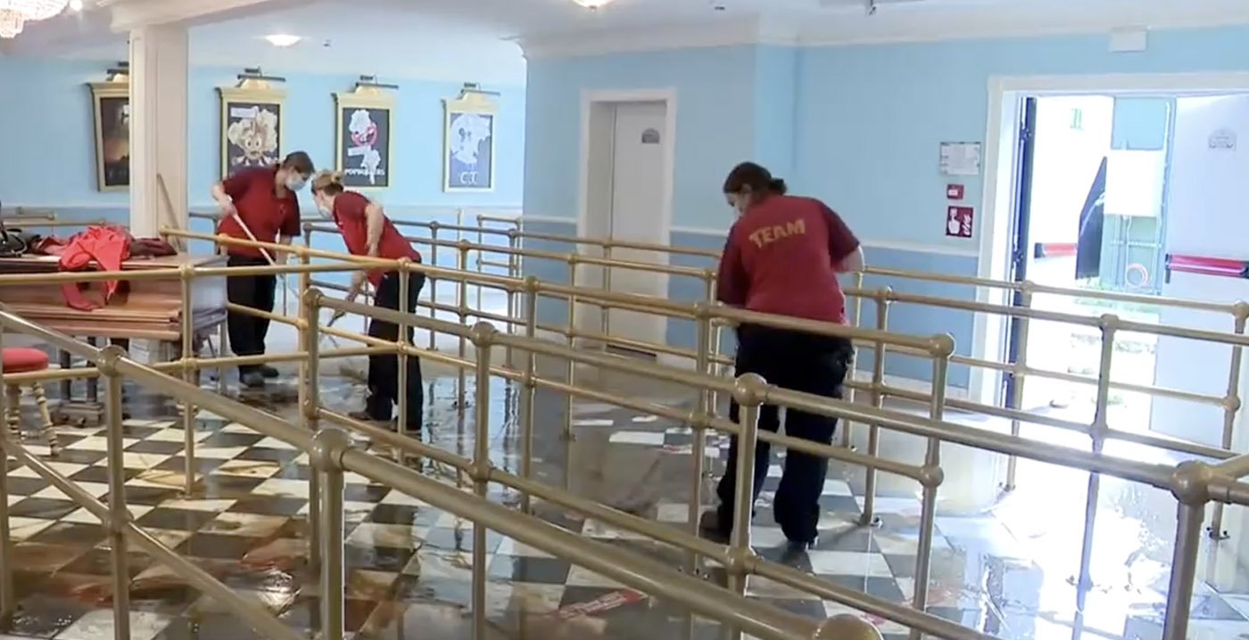 Video: Walibi Belgium laat medewerkers opruimen en poetsen in afwachting van heropening