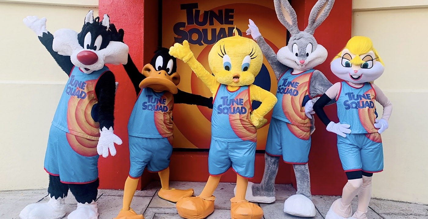 Looney Tunes dragen Space Jam-outfits in Spaans pretpark