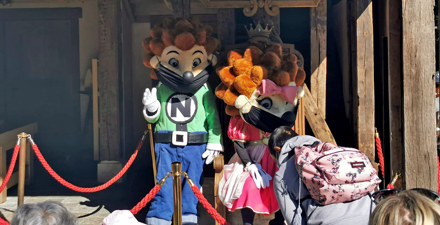 Frans pretpark doet mondkapjes op bij mascottes