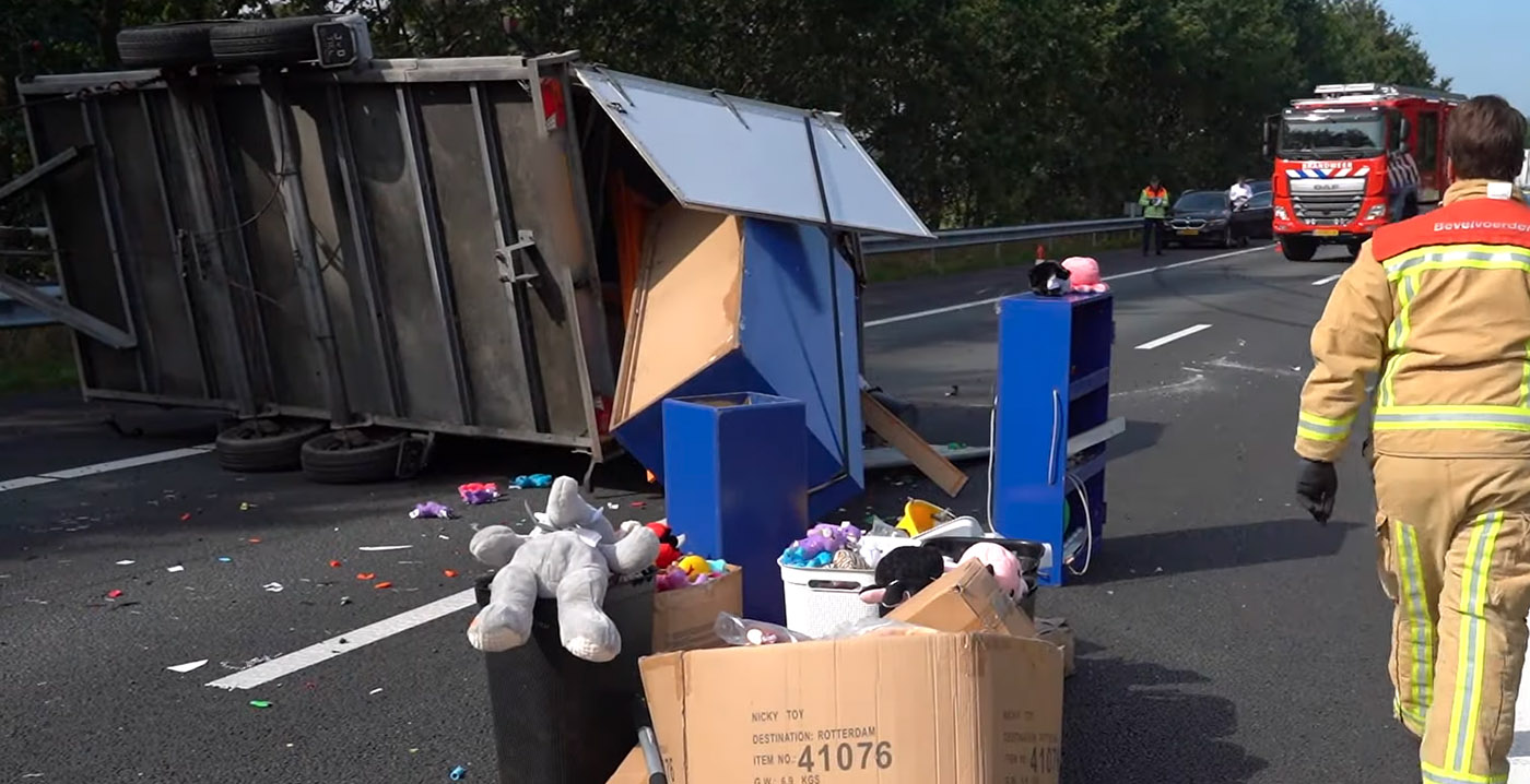 Video: snelweg bezaaid met kermisknuffels na ongeluk