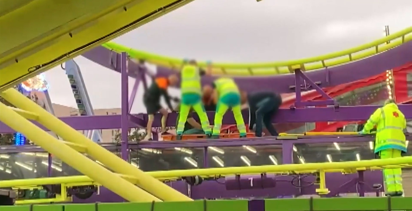 Medewerker kermisachtbaan krijgt klap van karretje en valt naar beneden