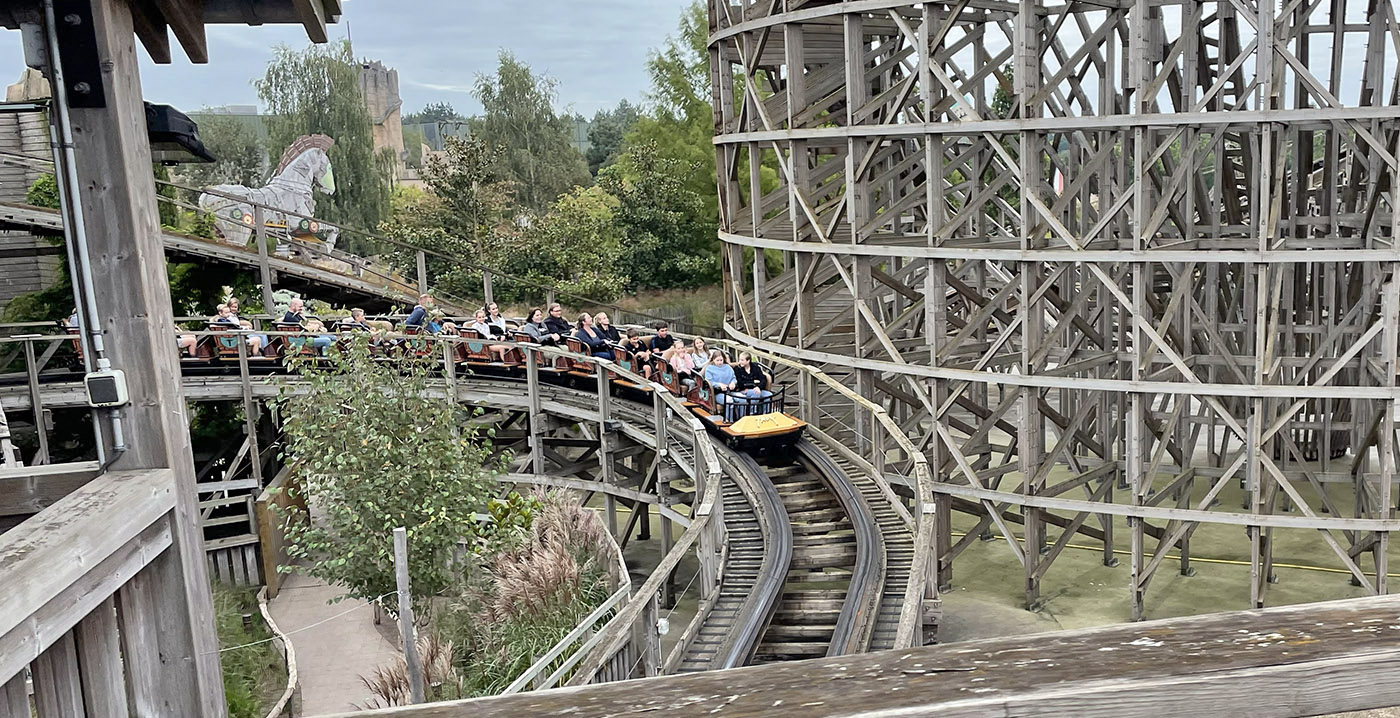 Toverland draait coronamaatregelen terug: hekken weg, treinen weer vol