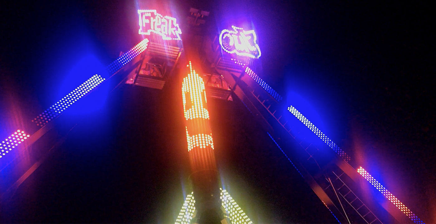 Video: speciale halloween-lichtshow bij thrillride in Drents pretpark