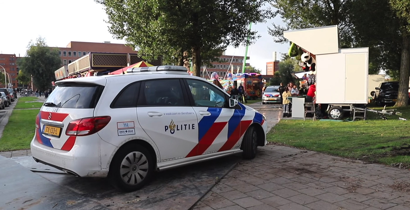 Video: politie rukt uit voor nepwapens op Haagse kermis