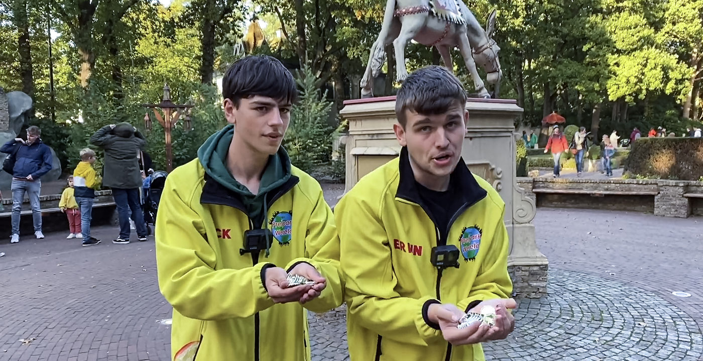 Video: Efteling-fans halen vijftig munten uit Ezeltje Strek Je voor wedstrijdje