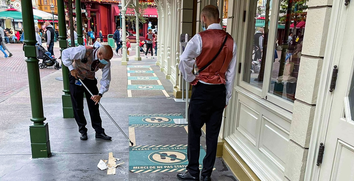 Afstand houden hoeft niet meer in Disneyland Paris: stickers kunnen weg