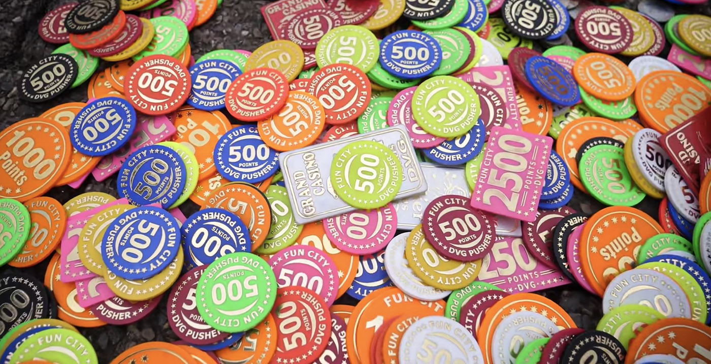 Youtubers gooien 200 euro in coin pusher op de kermis: drieduizend munten