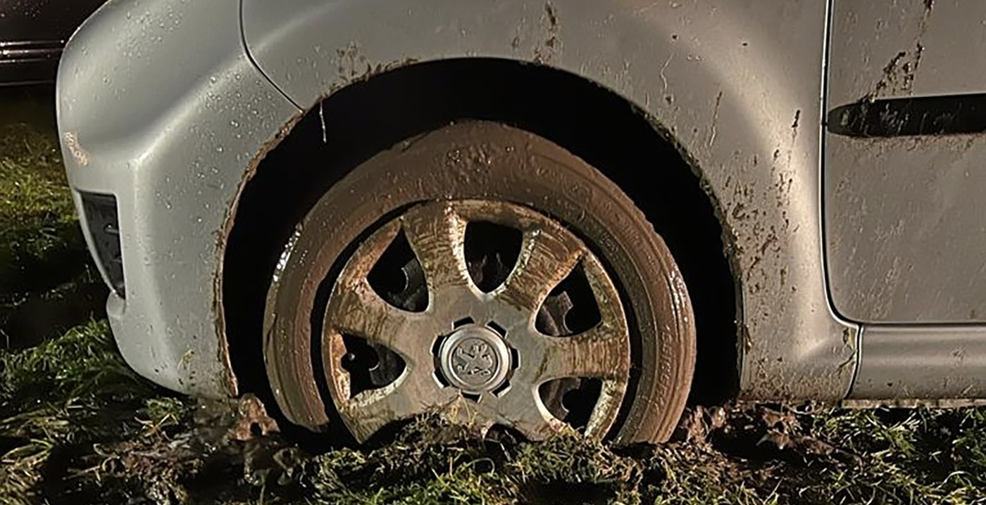 Regen speelt Walibi Holland parten: auto's vast in de modder en onderkoelde acteurs
