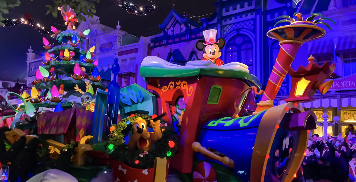 Lampjes en lichteffecten: nieuwe kerstparade Disneyland Paris in het donker