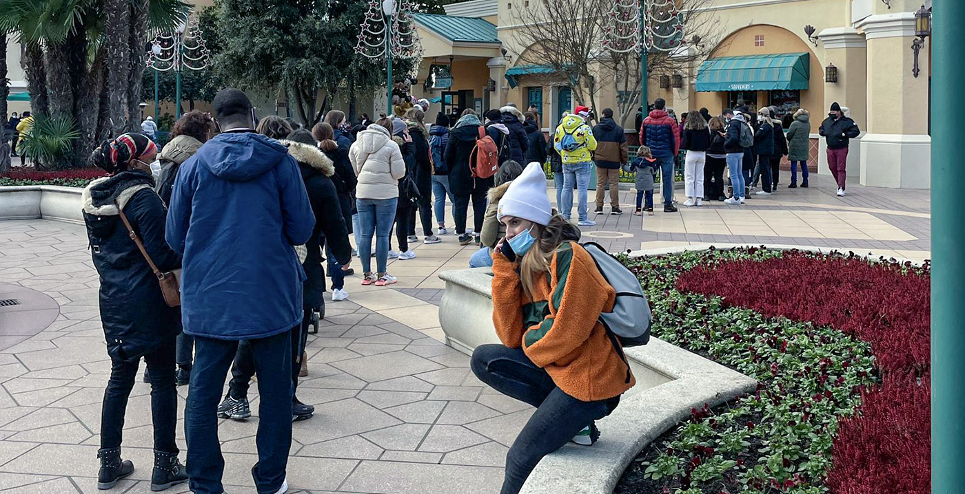 Lange rijen bij geldautomaten Disneyland Paris door pinstoring