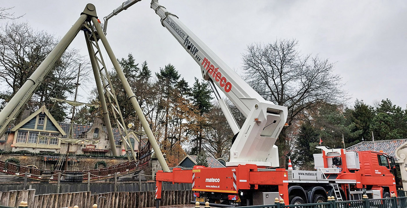 Foto's: Efteling probeert technische storing bij schommelschip op te lossen