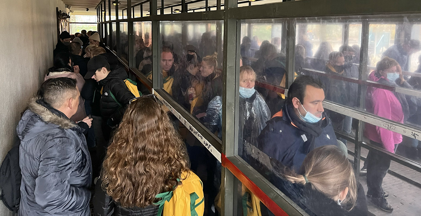 Efteling-bezoekers negeren nieuwe coronamaatregelen: volle wachtrijen zonder afstand
