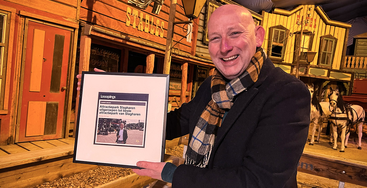Directeur Attractiepark Slagharen neemt eerste ingelijste Looopings-artikel in ontvangst