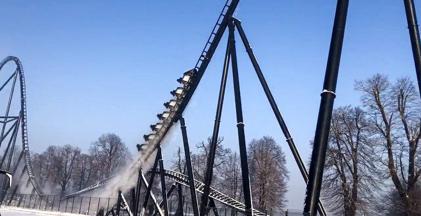 Bizar: Pools pretpark laat rollercoaster rijden ondanks sneeuw op de baan