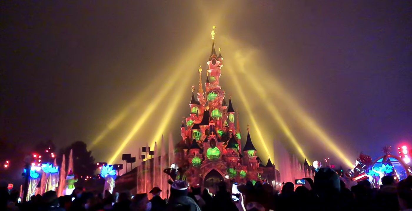 Video: projecties op kasteel Disneyland Paris tijdens kerstparade