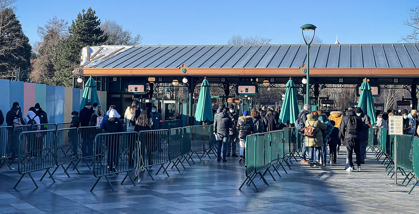 Disneyland Paris vernieuwt tassencontrole: vaste overkapping in plaats van tenten