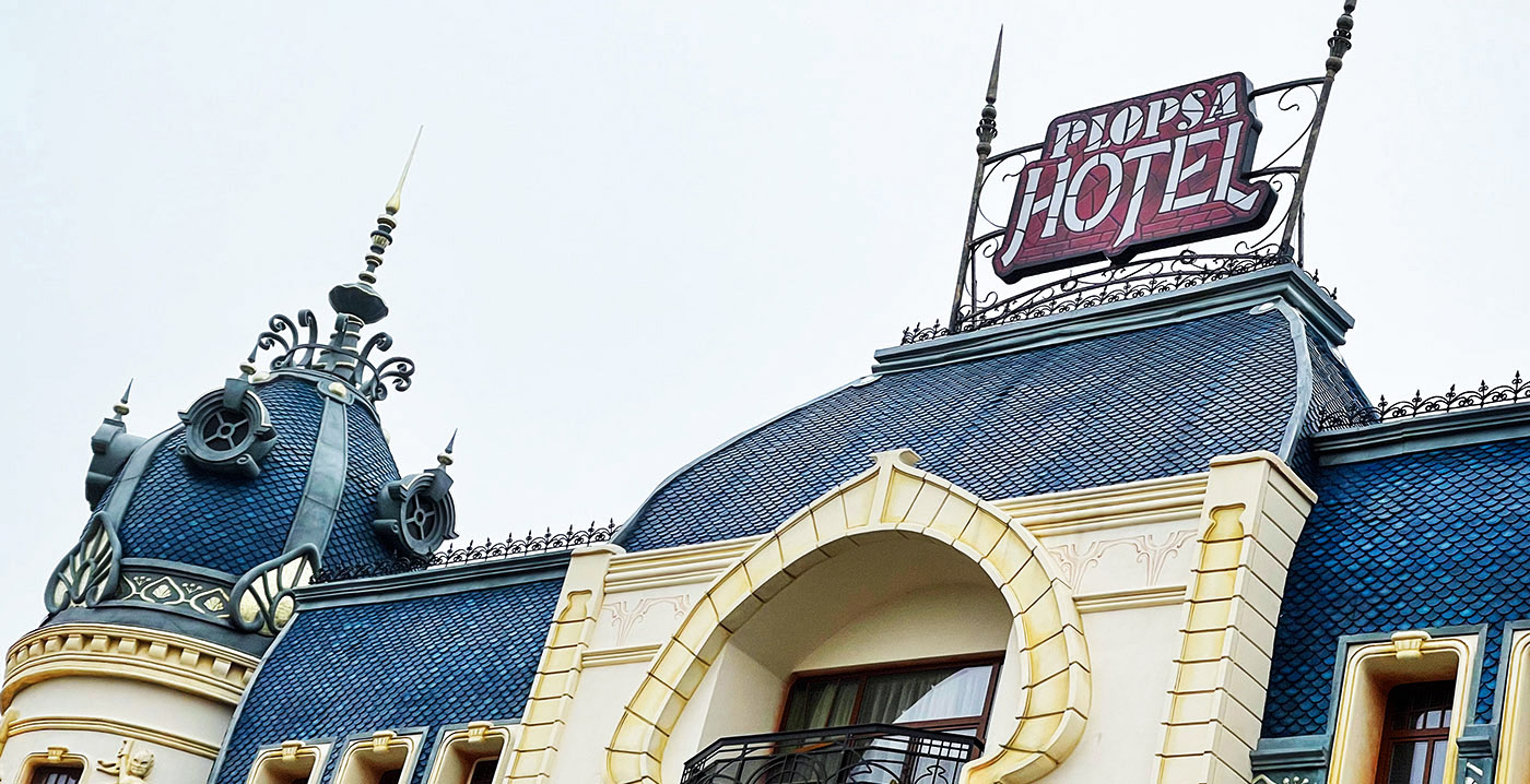 Foto's: logo's toegevoegd aan voorgevel Plopsa Hotel