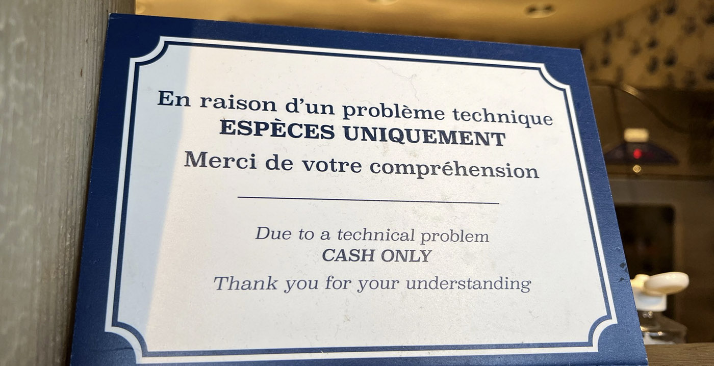 Pinstoring in Disneyland Paris komt zo vaak voor dat er speciale bordjes voor gemaakt zijn