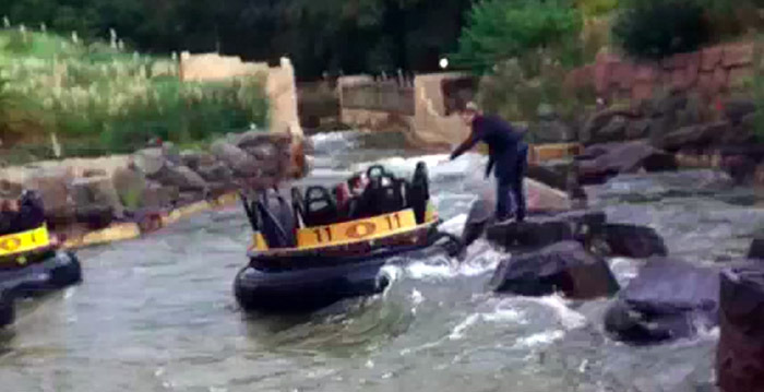 Video: kind valt uit wildwaterbaan Piraña in de Efteling