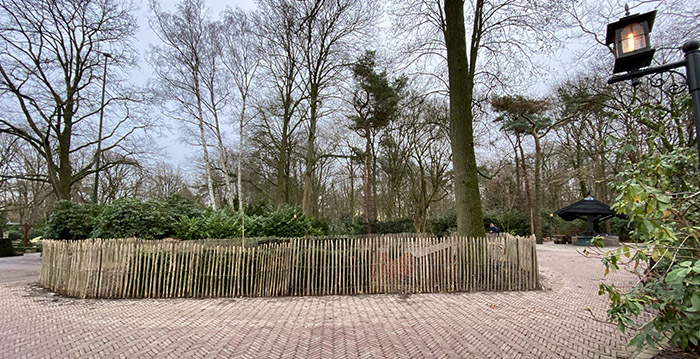 Alsof het zo hoort: perkje op de plek van gesloopt sprookjeshuisje Efteling