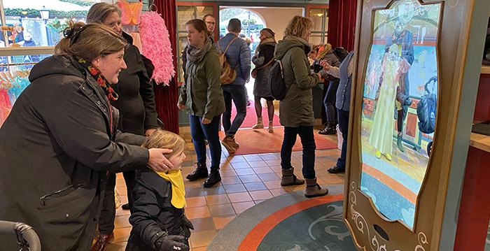 Efteling installeert interactieve toverspiegel in vernieuwde souvenirwinkel