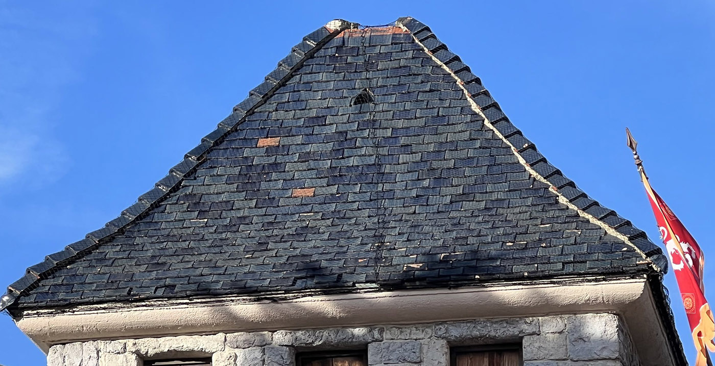 Foto's: afbrokkelende daken naast opgeknapt sprookjeskasteel Disneyland Paris