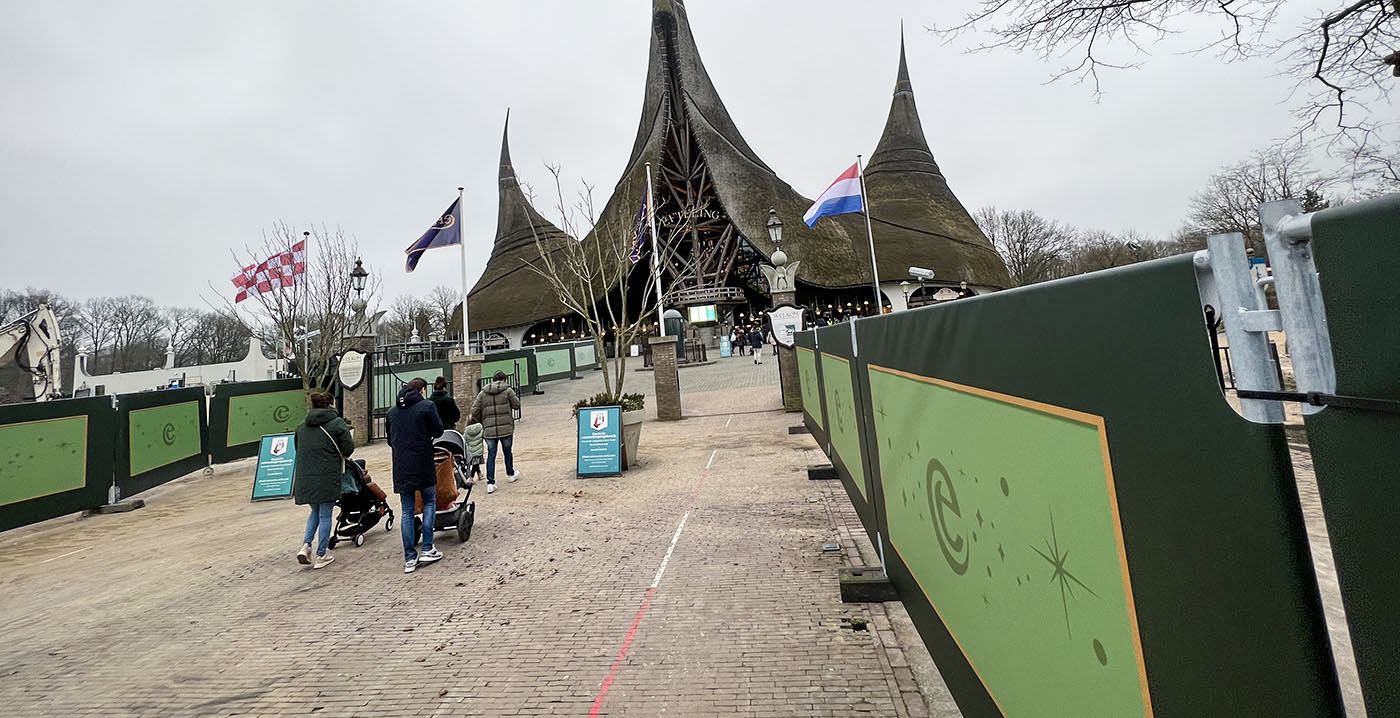 Foto's: entreegebied Efteling vol bouwhekken en schuttingen