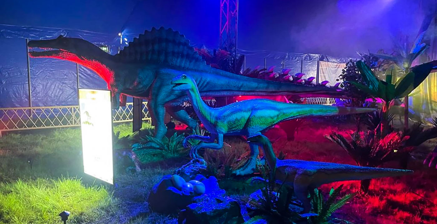 Overdekte dino-expositie op parkeerplaats Walibi Belgium