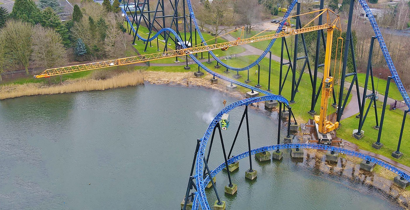 Alternatief voorstel Gooey Met opzet Foto's: Walibi Holland zet kraan in om Goliath schoon te maken -  Looopings.nl