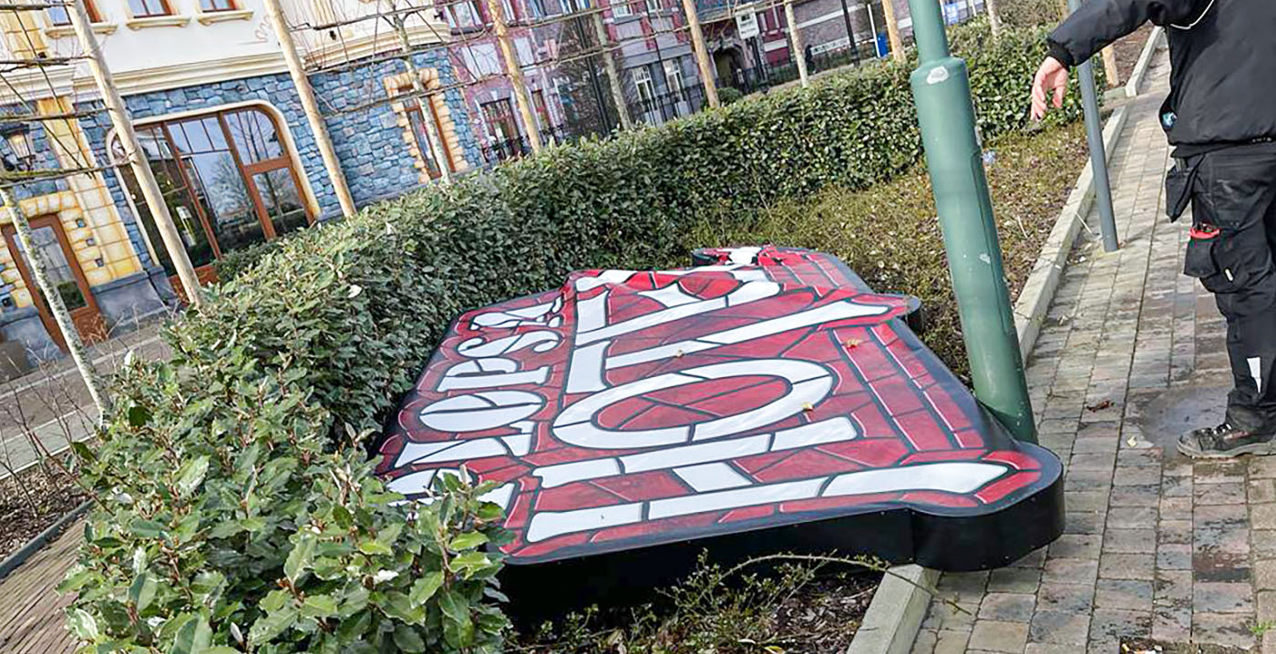 Plopsaland: naambord Plopsa Hotel waait van de gevel