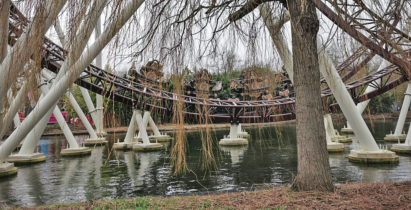 Trein van vastgelopen Plopsaland-achtbaan staat nu onderaan de baan