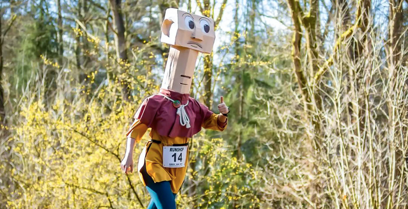 Vrouw rent hardloopwedstrijd verkleed als Efteling-figuur Langnek