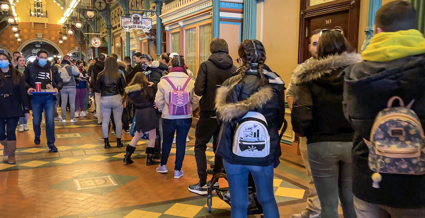 Bizar lange rij: fans moeten uren wachten voor jubileumsouvenirs Disneyland Paris