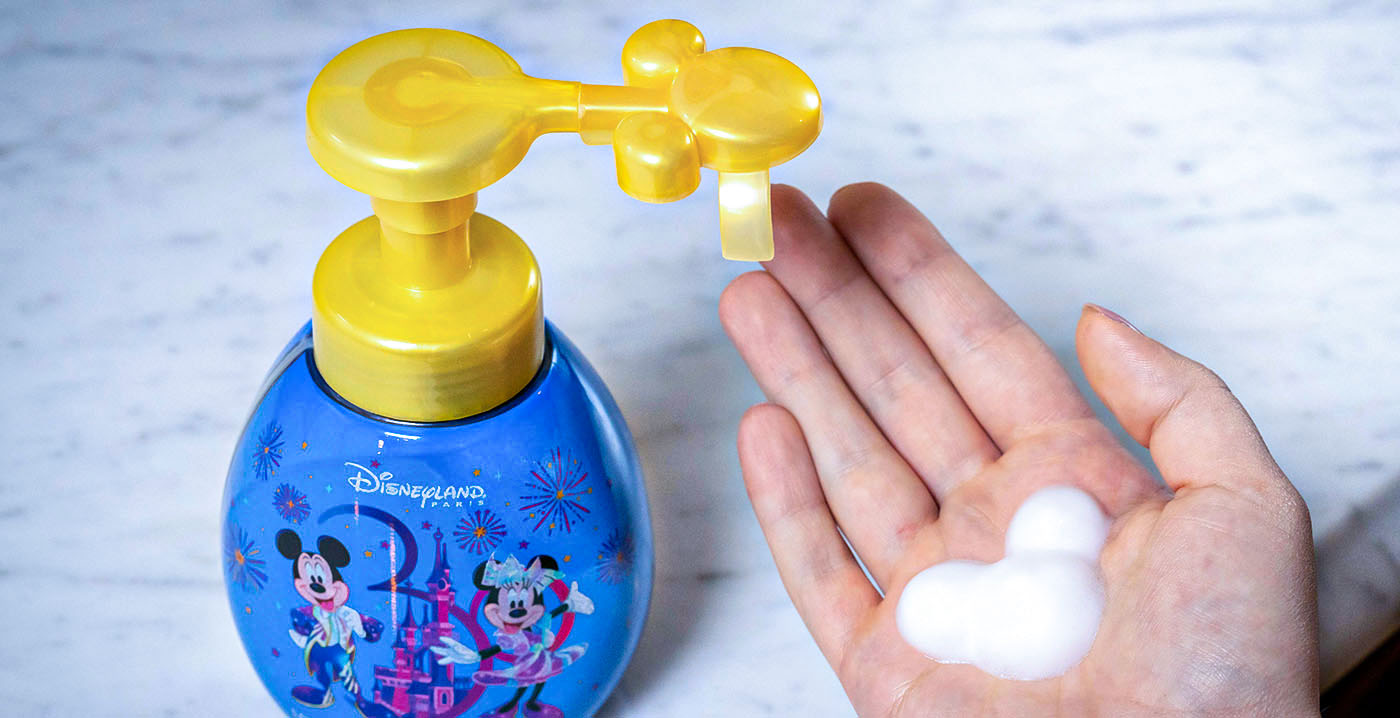 Dit zeeppompje zorgt voor zeep in de vorm van Mickey Mouse