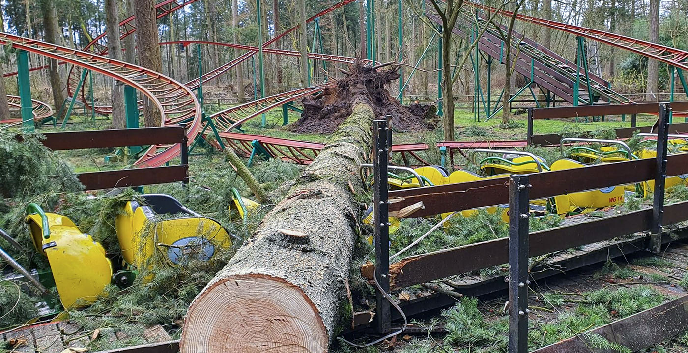 Foto's: boom valt op achtbaan in Duits pretpark