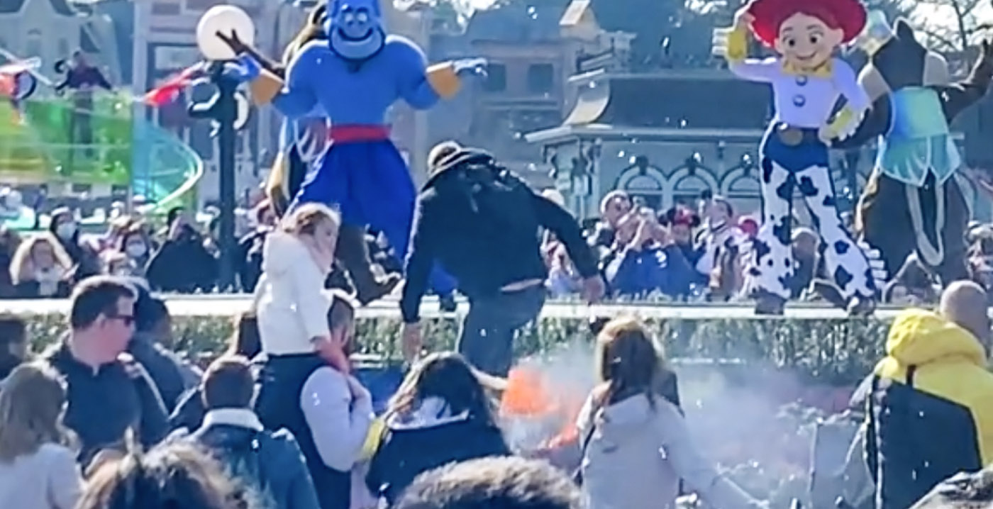 Video: vuurwerk zorgt voor brandje tijdens show Disneyland Paris