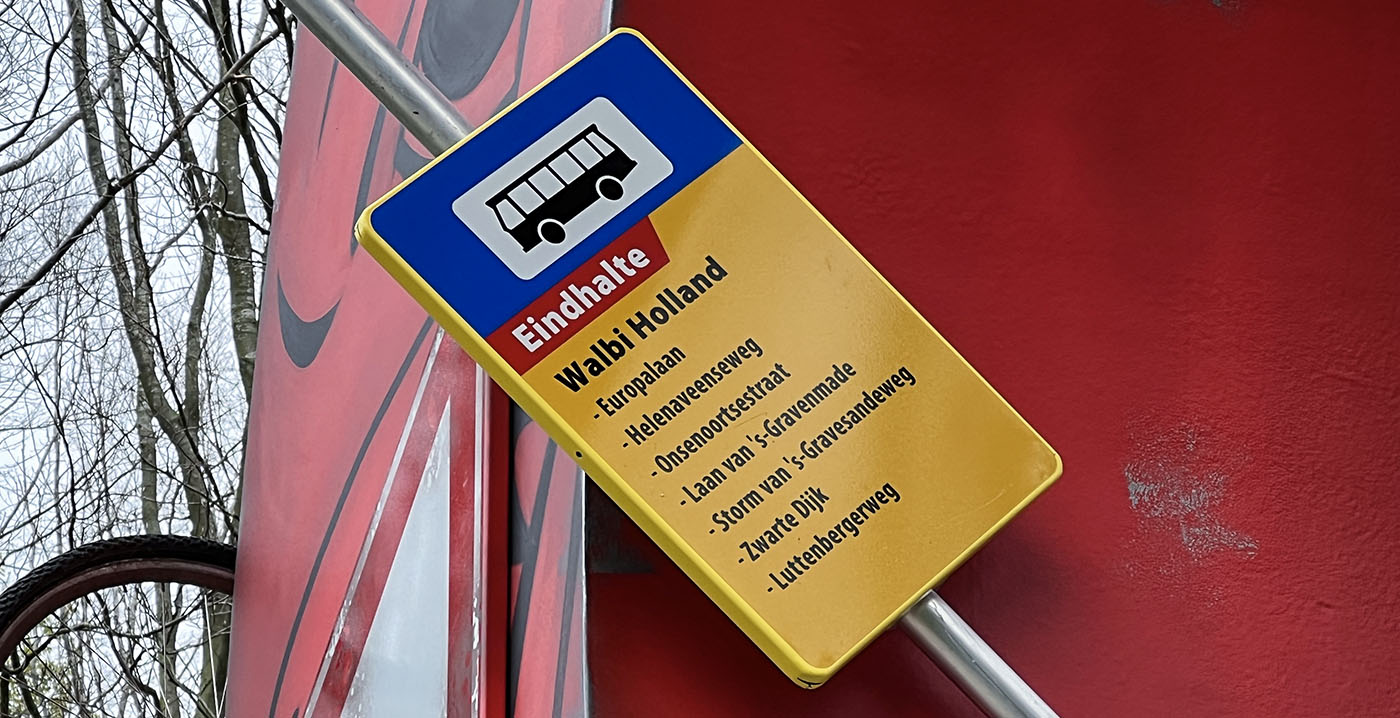 Walibi Holland knipoogt naar concurrenten met fictieve bushalte