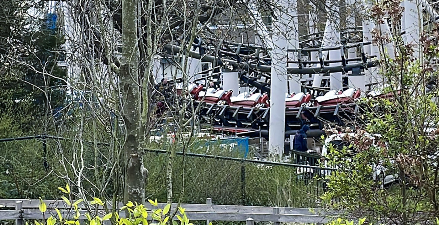 Video: achtbaantrein Walibi Holland vastgelopen door lage temperaturen