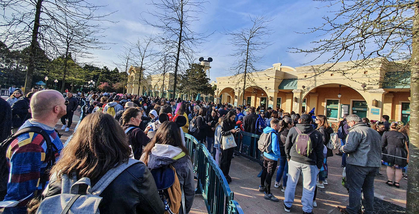 Disneyland Paris laat abonnementhouders uren in de rij staan voor vriendentickets