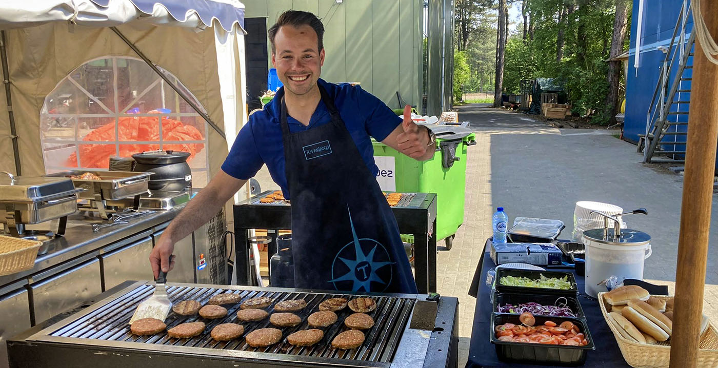 Algemeen directeur Toverland bakt drie dagen hamburgers voor zijn personeel