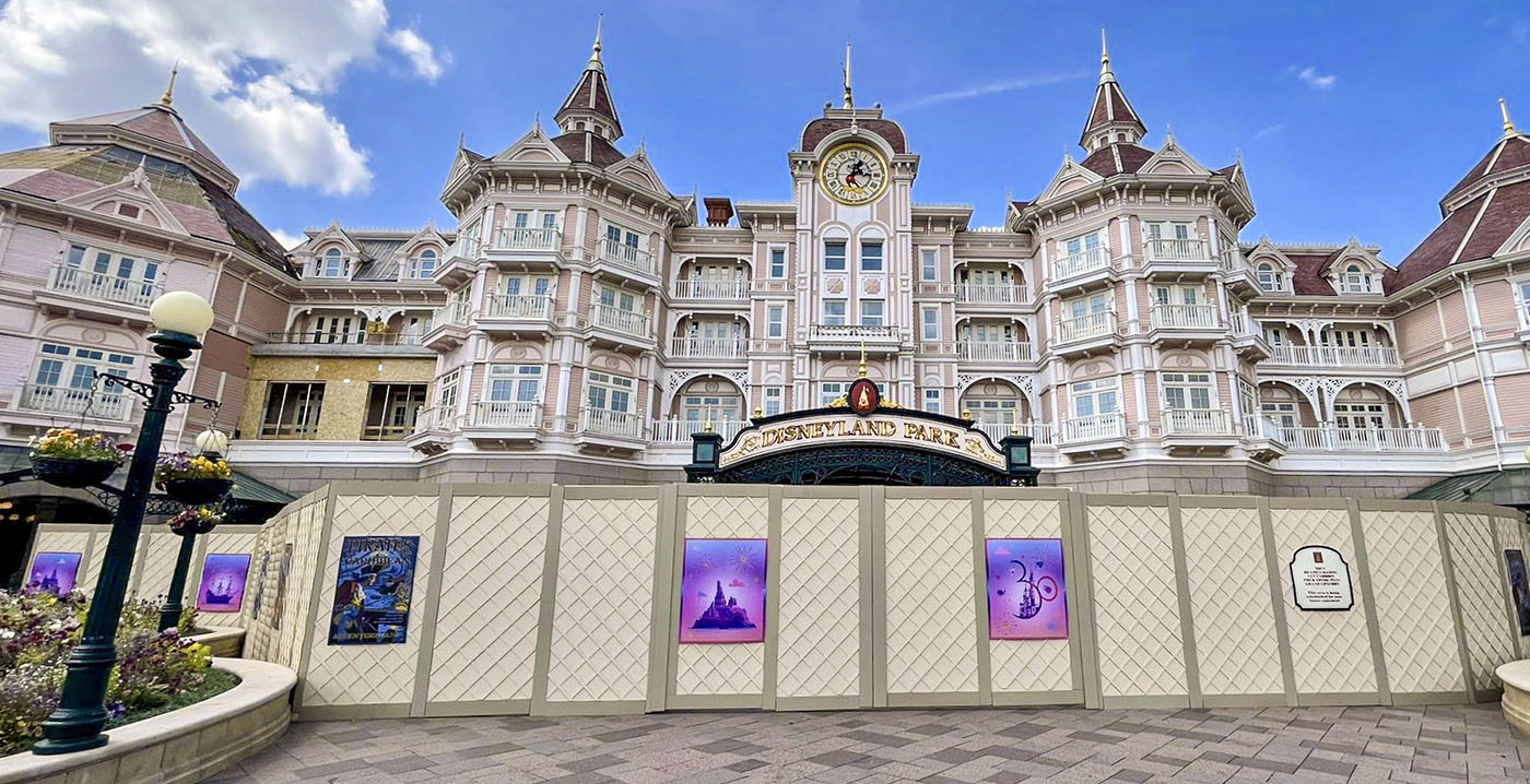 Foto's: schuttingen voor hoofdingang Disneyland vanwege verbouwing hotel
