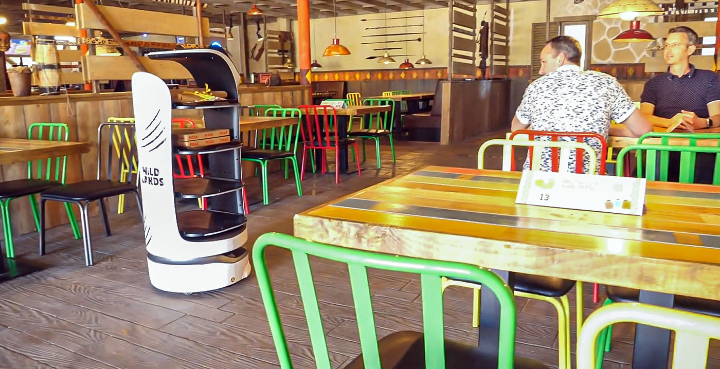 Robot serveert maaltijden in restaurant Wildlands Adventure Zoo Emmen
